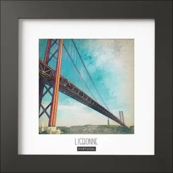 Magnifique cadre avec photo. Finition du cadre noir MAT de forme carré (24x24x1,5cm). Photo imprimée sur du papier 170g.