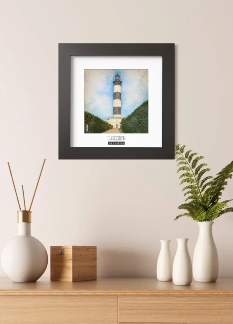 chassiron (Île d'oléron) - Découvrez nos cadres photos uniques, véritables trésors capturés lors de mes voyages à travers le monde. Chaque image, soigneusement sélectionnée et magnifiée en studio, est encadrée avec élégance dans un cadre en bois noir mat de 24x24 cm, d’une épaisseur de 1,5 cm.