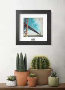 lisbonne (portugal) - Découvrez nos cadres photos uniques, véritables trésors capturés lors de mes voyages à travers le monde. Chaque image, soigneusement sélectionnée et magnifiée en studio, est encadrée avec élégance dans un cadre en bois noir mat de 24x24 cm, d’une épaisseur de 1,5 cm.