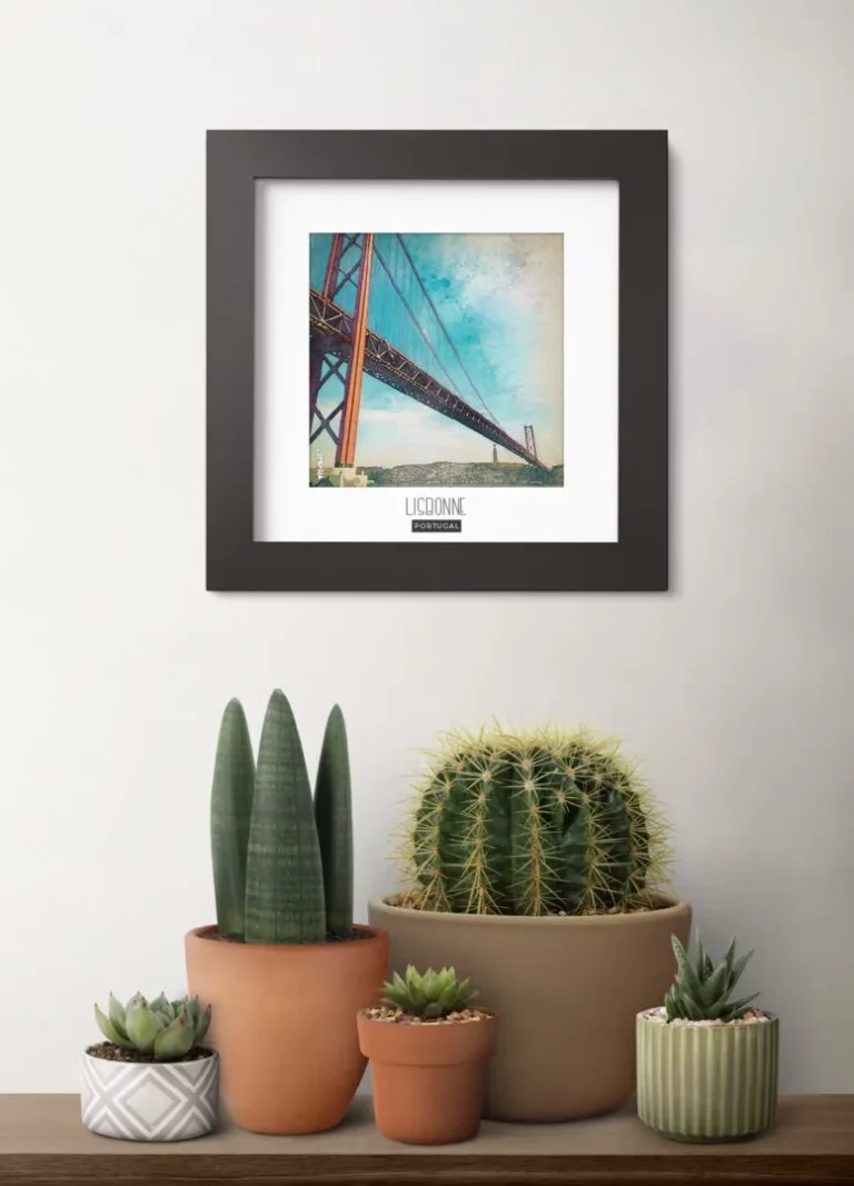 lisbonne (portugal) - Découvrez nos cadres photos uniques, véritables trésors capturés lors de mes voyages à travers le monde. Chaque image, soigneusement sélectionnée et magnifiée en studio, est encadrée avec élégance dans un cadre en bois noir mat de 24x24 cm, d’une épaisseur de 1,5 cm.