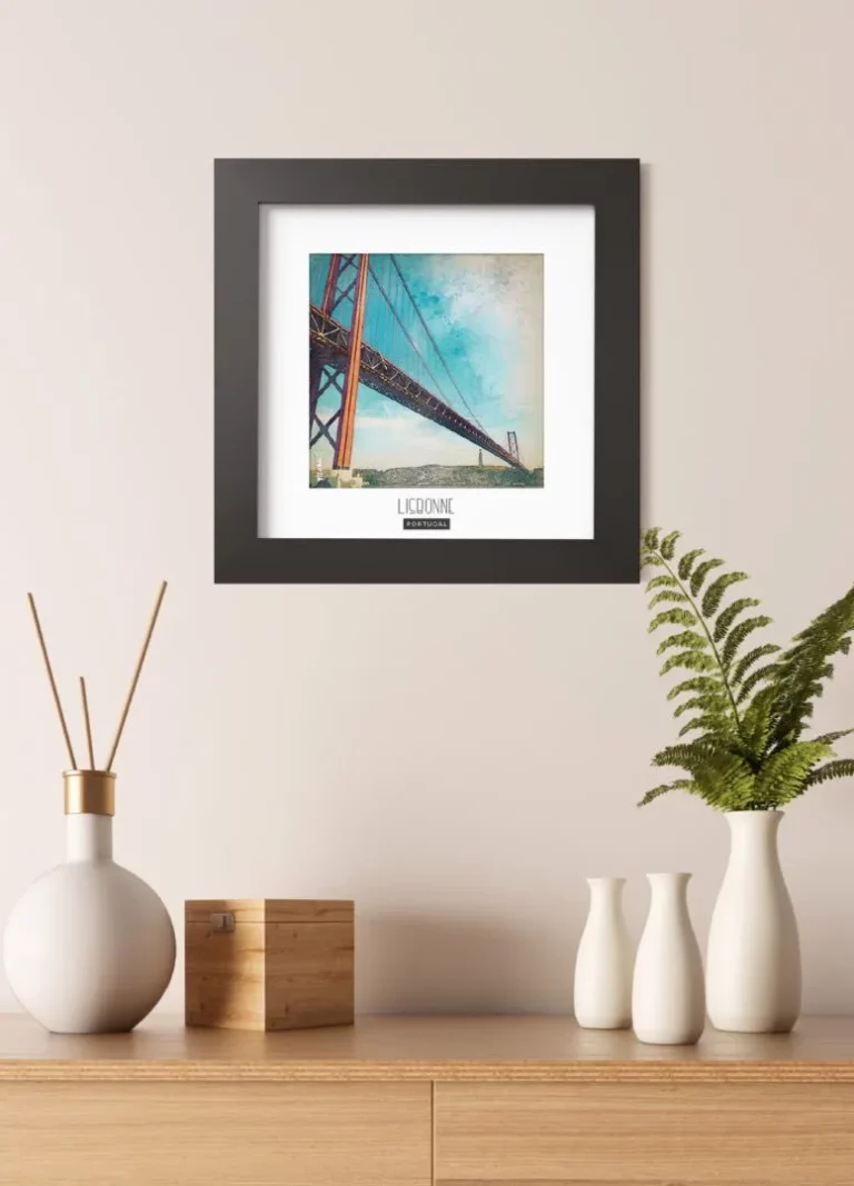 lisbonne (portugal) - Découvrez nos cadres photos uniques, véritables trésors capturés lors de mes voyages à travers le monde. Chaque image, soigneusement sélectionnée et magnifiée en studio, est encadrée avec élégance dans un cadre en bois noir mat de 24x24 cm, d’une épaisseur de 1,5 cm.