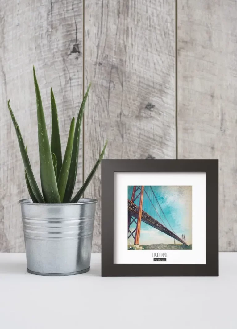 lisbonne (portugal) - Découvrez nos cadres photos uniques, véritables trésors capturés lors de mes voyages à travers le monde. Chaque image, soigneusement sélectionnée et magnifiée en studio, est encadrée avec élégance dans un cadre en bois noir mat de 24x24 cm, d’une épaisseur de 1,5 cm.