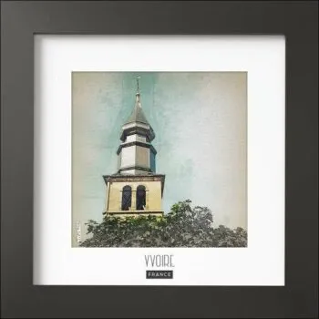 Magnifique cadre avec photo du clocher d'Yvoire en France. Finition du cadre noir MAT de forme carré (24x24x1,5cm). Photo imprimée sur du papier 170g.