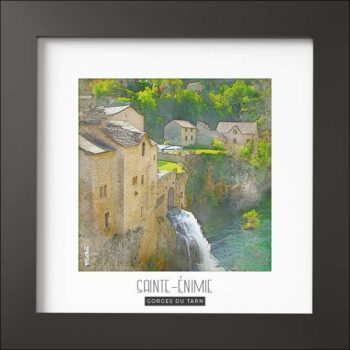 Magnifique cadre avec photo du village de Sainte-Énimie dans les Gorges du Tarn. Finition du cadre noir MAT de forme carré (24x24x1,5cm). Photo imprimée sur du papier 170g.