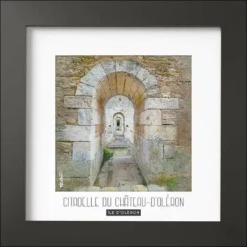 Magnifique cadre avec photo. Finition du cadre noir MAT de forme carré (24x24x1,5cm). Photo imprimée sur du papier 170g.