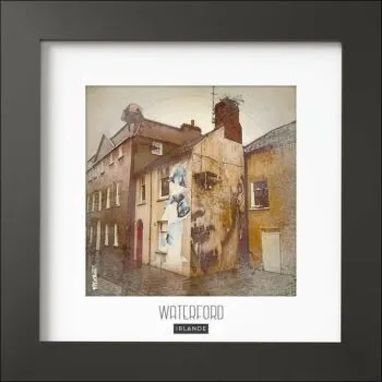 Magnifique cadre avec photo. Finition du cadre noir MAT de forme carré (24x24x1,5cm). Photo imprimée sur du papier 170g.