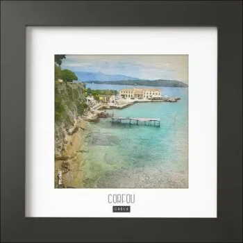Magnifique cadre avec photo de Corfou en Grèce. Finition du cadre noir MAT de forme carré (24x24x1,5cm). Photo imprimée sur du papier 170g.
