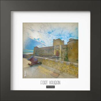 Magnifique cadre avec photo du Fort Vauban à Fouras. Finition du cadre noir MAT de forme carré (24x24x1,5cm). Photo imprimée sur du papier 170g.