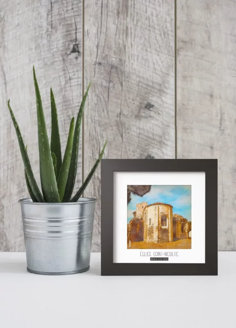 Église saint nicolas (brem sur mer) - Découvrez nos cadres photos uniques, véritables trésors capturés lors de mes voyages à travers le monde. Chaque image, soigneusement sélectionnée et magnifiée en studio, est encadrée avec élégance dans un cadre en bois noir mat de 24x24 cm, d’une épaisseur de 1,5 cm.