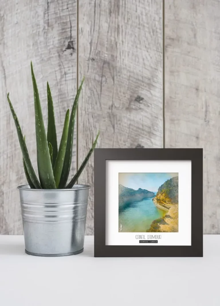 canal d'amour (grèce) - Découvrez nos cadres photos uniques, véritables trésors capturés lors de mes voyages à travers le monde. Chaque image, soigneusement sélectionnée et magnifiée en studio, est encadrée avec élégance dans un cadre en bois noir mat de 24x24 cm, d’une épaisseur de 1,5 cm.