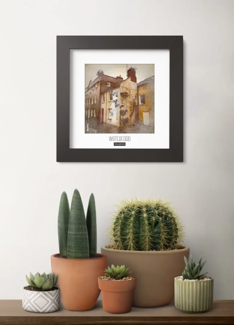 waterford (irlande) - Découvrez nos cadres photos uniques, véritables trésors capturés lors de mes voyages à travers le monde. Chaque image, soigneusement sélectionnée et magnifiée en studio, est encadrée avec élégance dans un cadre en bois noir mat de 24x24 cm, d’une épaisseur de 1,5 cm.