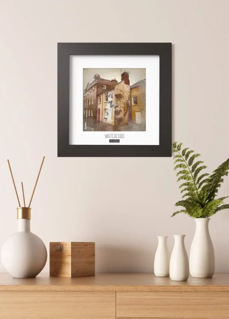 waterford (irlande) - Découvrez nos cadres photos uniques, véritables trésors capturés lors de mes voyages à travers le monde. Chaque image, soigneusement sélectionnée et magnifiée en studio, est encadrée avec élégance dans un cadre en bois noir mat de 24x24 cm, d’une épaisseur de 1,5 cm.