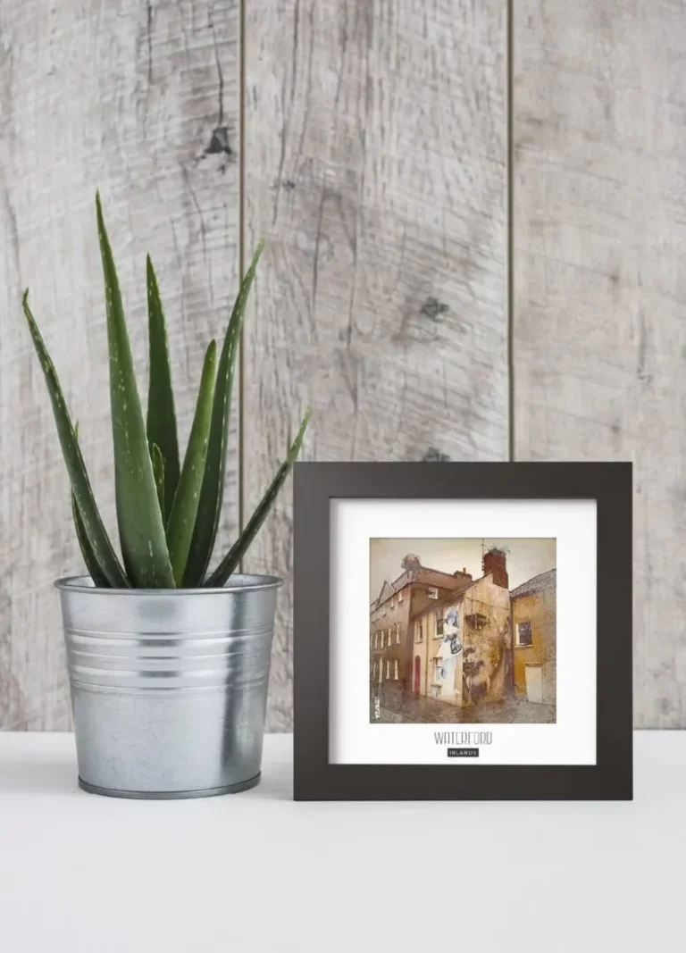 waterford (irlande) - Découvrez nos cadres photos uniques, véritables trésors capturés lors de mes voyages à travers le monde. Chaque image, soigneusement sélectionnée et magnifiée en studio, est encadrée avec élégance dans un cadre en bois noir mat de 24x24 cm, d’une épaisseur de 1,5 cm.