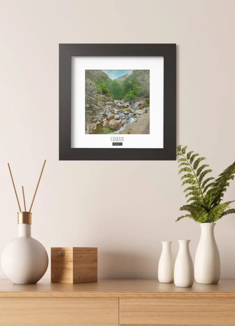 caroux (france) - Découvrez nos cadres photos uniques, véritables trésors capturés lors de mes voyages à travers le monde. Chaque image, soigneusement sélectionnée et magnifiée en studio, est encadrée avec élégance dans un cadre en bois noir mat de 24x24 cm, d’une épaisseur de 1,5 cm.