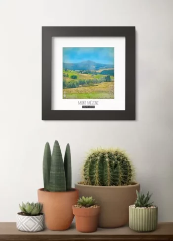 mont mézenc (haute loire) - Découvrez nos cadres photos uniques, véritables trésors capturés lors de mes voyages à travers le monde. Chaque image, soigneusement sélectionnée et magnifiée en studio, est encadrée avec élégance dans un cadre en bois noir mat de 24x24 cm, d’une épaisseur de 1,5 cm.