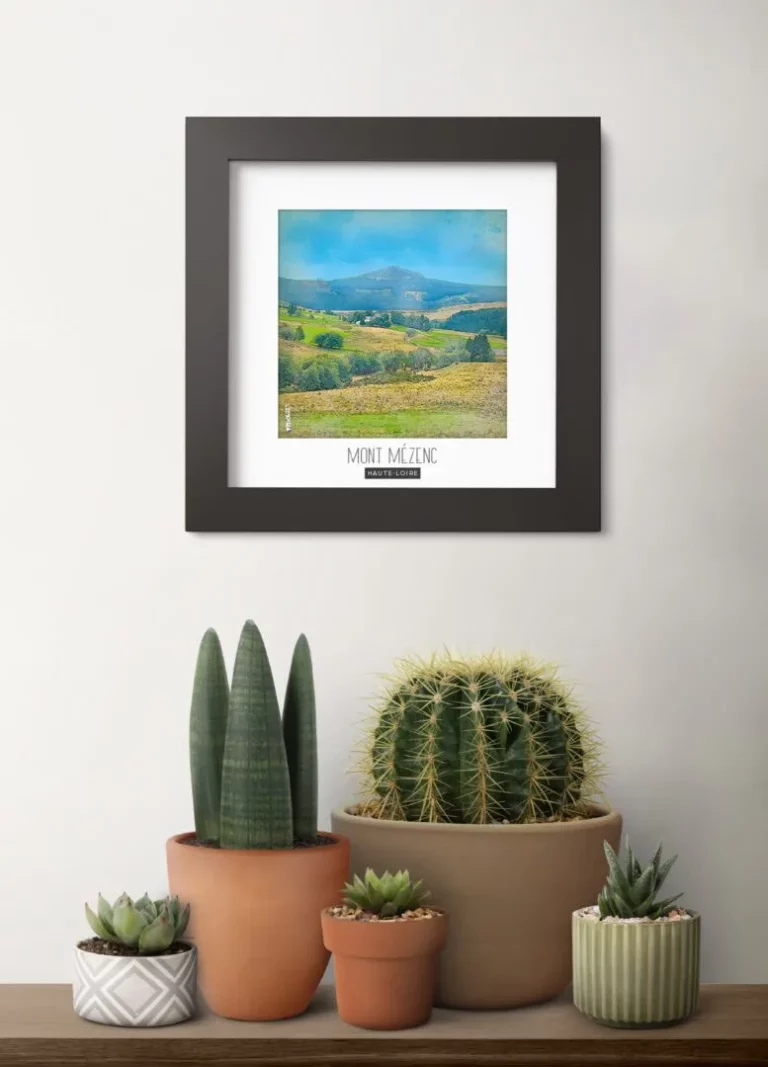 mont mézenc (haute loire) - Découvrez nos cadres photos uniques, véritables trésors capturés lors de mes voyages à travers le monde. Chaque image, soigneusement sélectionnée et magnifiée en studio, est encadrée avec élégance dans un cadre en bois noir mat de 24x24 cm, d’une épaisseur de 1,5 cm.