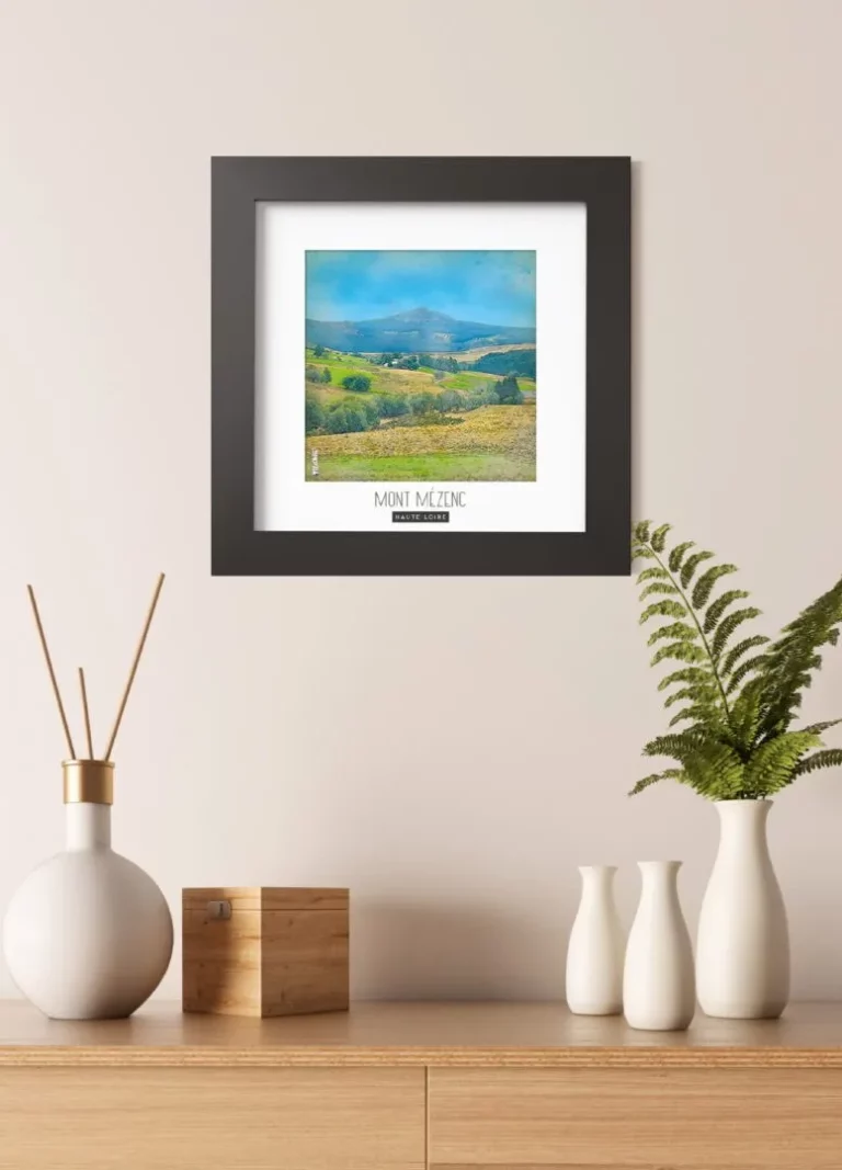 mont mézenc (haute loire) - Découvrez nos cadres photos uniques, véritables trésors capturés lors de mes voyages à travers le monde. Chaque image, soigneusement sélectionnée et magnifiée en studio, est encadrée avec élégance dans un cadre en bois noir mat de 24x24 cm, d’une épaisseur de 1,5 cm.