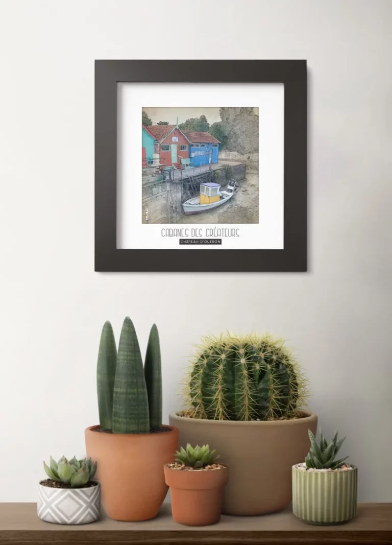 cabanes des créateurs (château d'oléron Île d'oléron) - Découvrez nos cadres photos uniques, véritables trésors capturés lors de mes voyages à travers le monde. Chaque image, soigneusement sélectionnée et magnifiée en studio, est encadrée avec élégance dans un cadre en bois noir mat de 24x24 cm, d’une épaisseur de 1,5 cm.
