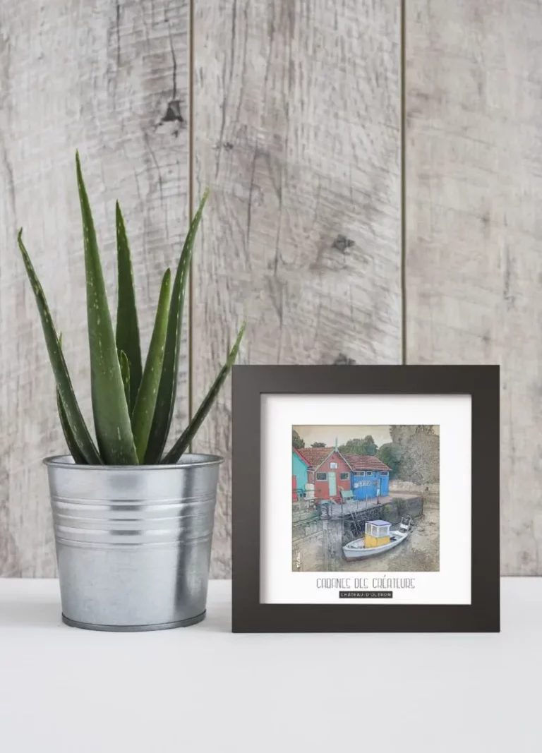 cabanes des créateurs (château d'oléron Île d'oléron) - Découvrez nos cadres photos uniques, véritables trésors capturés lors de mes voyages à travers le monde. Chaque image, soigneusement sélectionnée et magnifiée en studio, est encadrée avec élégance dans un cadre en bois noir mat de 24x24 cm, d’une épaisseur de 1,5 cm.