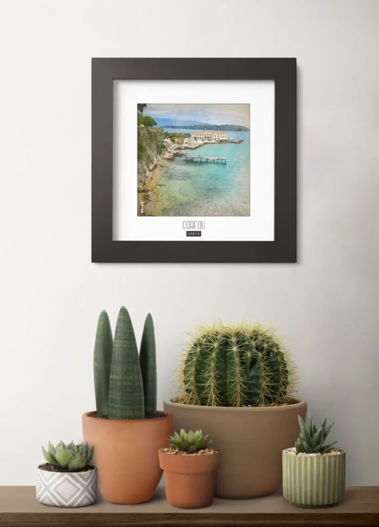 corfou (grèce) - Découvrez nos cadres photos uniques, véritables trésors capturés lors de mes voyages à travers le monde. Chaque image, soigneusement sélectionnée et magnifiée en studio, est encadrée avec élégance dans un cadre en bois noir mat de 24x24 cm, d’une épaisseur de 1,5 cm.