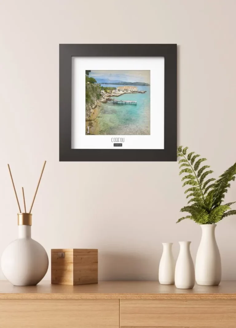 corfou (grèce) - Découvrez nos cadres photos uniques, véritables trésors capturés lors de mes voyages à travers le monde. Chaque image, soigneusement sélectionnée et magnifiée en studio, est encadrée avec élégance dans un cadre en bois noir mat de 24x24 cm, d’une épaisseur de 1,5 cm.