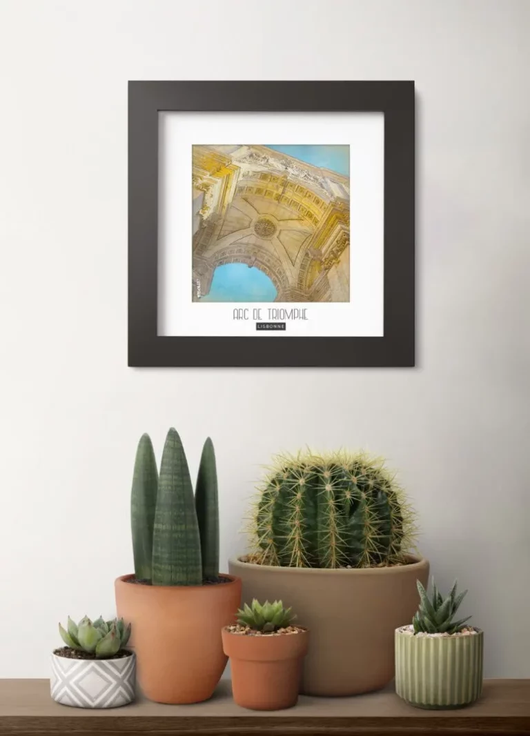 arc de triomphe (lisbonne) - Découvrez nos cadres photos uniques, véritables trésors capturés lors de mes voyages à travers le monde. Chaque image, soigneusement sélectionnée et magnifiée en studio, est encadrée avec élégance dans un cadre en bois noir mat de 24x24 cm, d’une épaisseur de 1,5 cm.