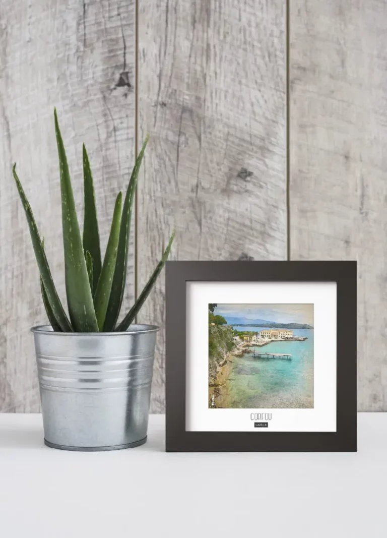 corfou (grèce) - Découvrez nos cadres photos uniques, véritables trésors capturés lors de mes voyages à travers le monde. Chaque image, soigneusement sélectionnée et magnifiée en studio, est encadrée avec élégance dans un cadre en bois noir mat de 24x24 cm, d’une épaisseur de 1,5 cm.