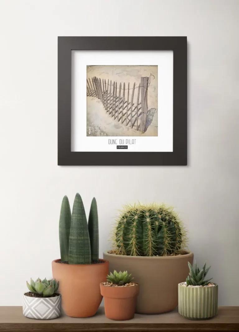 dune du pilat (france) - Découvrez nos cadres photos uniques, véritables trésors capturés lors de mes voyages à travers le monde. Chaque image, soigneusement sélectionnée et magnifiée en studio, est encadrée avec élégance dans un cadre en bois noir mat de 24x24 cm, d’une épaisseur de 1,5 cm.