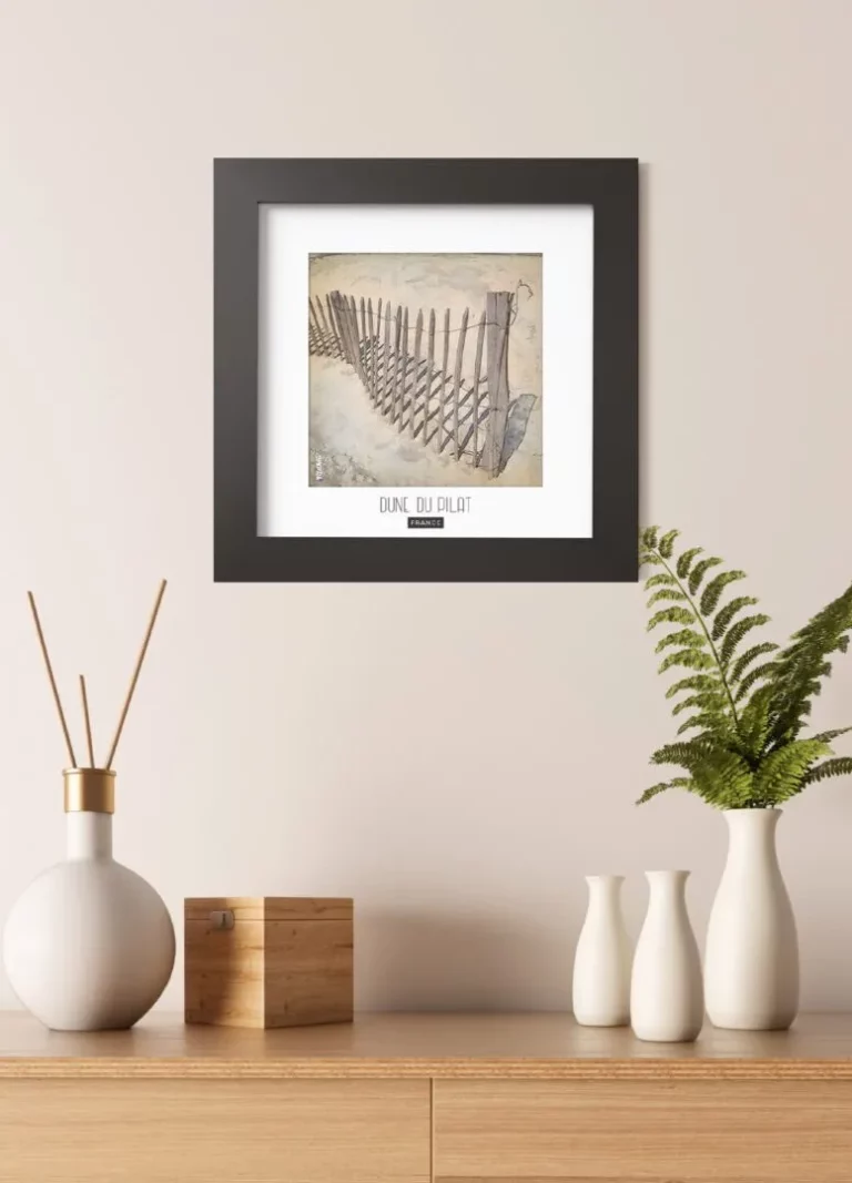 dune du pilat (france) - Découvrez nos cadres photos uniques, véritables trésors capturés lors de mes voyages à travers le monde. Chaque image, soigneusement sélectionnée et magnifiée en studio, est encadrée avec élégance dans un cadre en bois noir mat de 24x24 cm, d’une épaisseur de 1,5 cm.