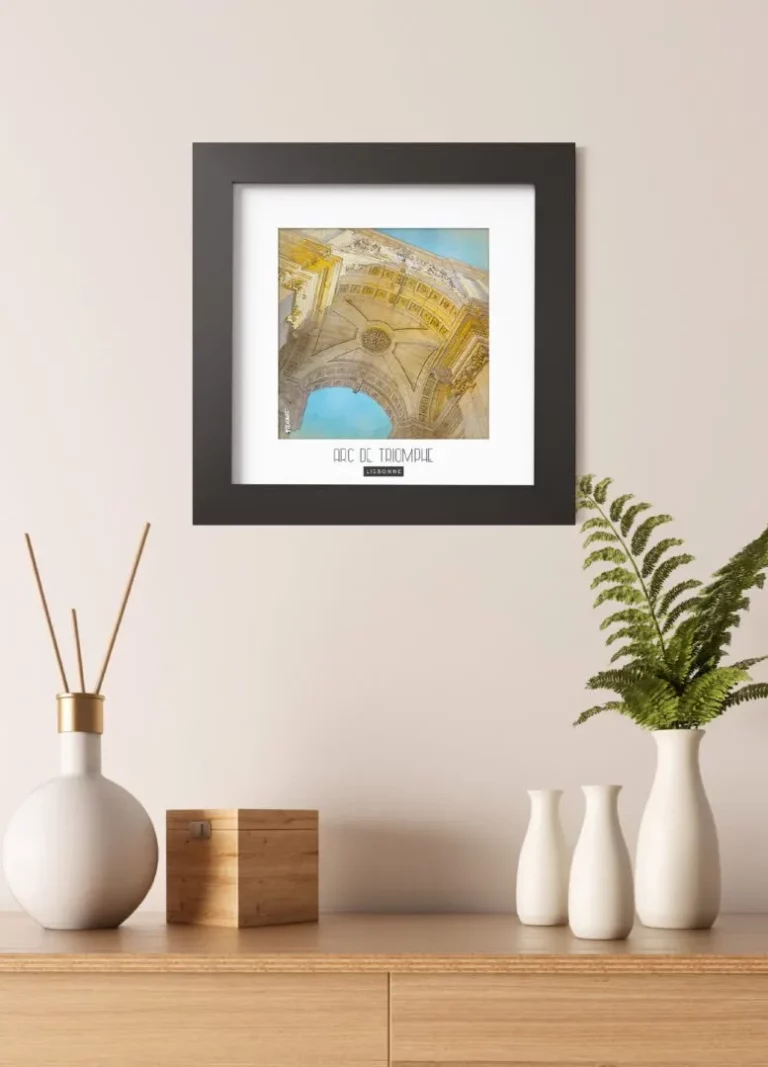 arc de triomphe (lisbonne) - Découvrez nos cadres photos uniques, véritables trésors capturés lors de mes voyages à travers le monde. Chaque image, soigneusement sélectionnée et magnifiée en studio, est encadrée avec élégance dans un cadre en bois noir mat de 24x24 cm, d’une épaisseur de 1,5 cm.
