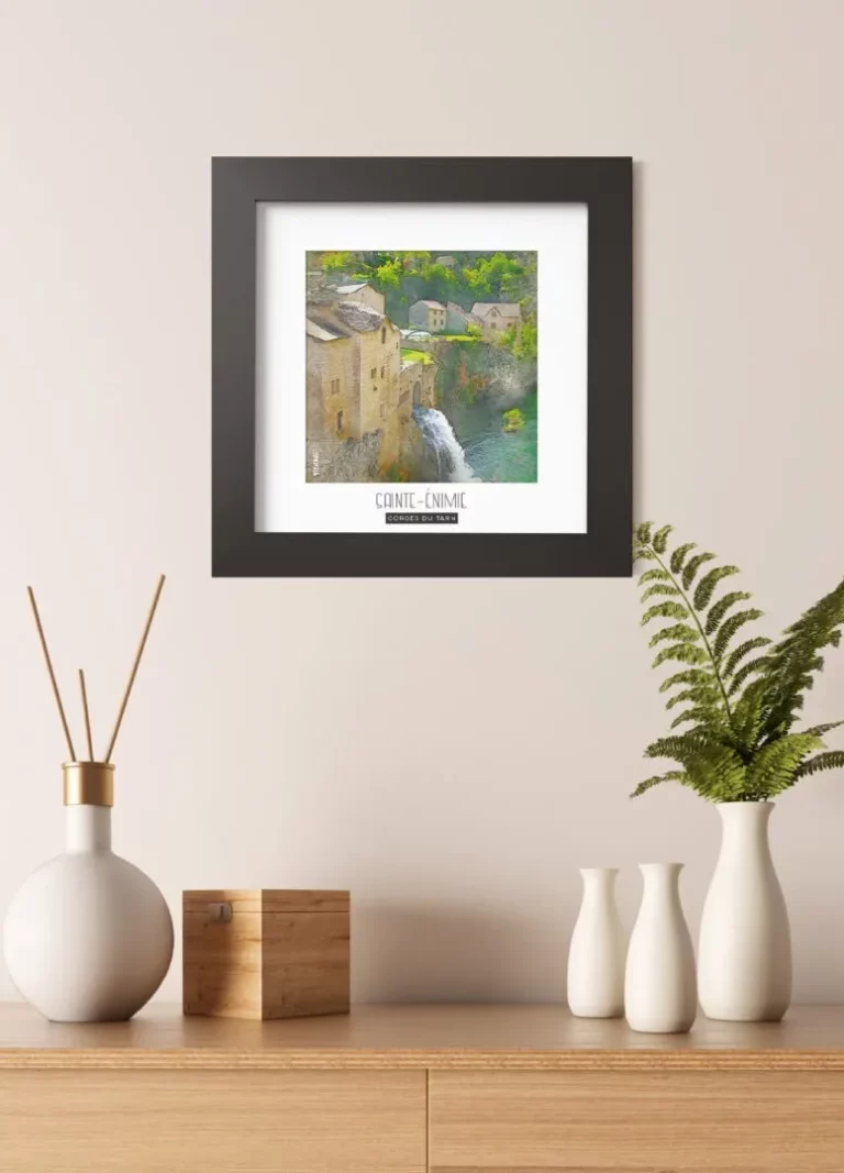 sainte Énimie (gorges du tarn) - Découvrez nos cadres photos uniques, véritables trésors capturés lors de mes voyages à travers le monde. Chaque image, soigneusement sélectionnée et magnifiée en studio, est encadrée avec élégance dans un cadre en bois noir mat de 24x24 cm, d’une épaisseur de 1,5 cm.