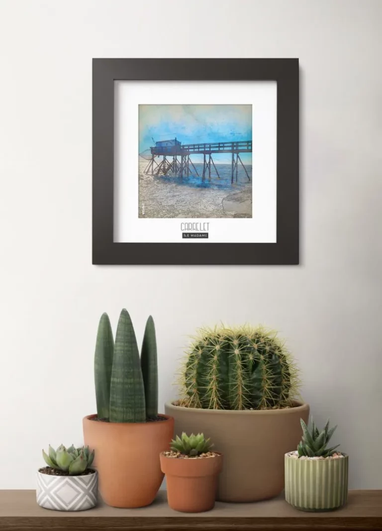 carrelet (Île madame) - Découvrez nos cadres photos uniques, véritables trésors capturés lors de mes voyages à travers le monde. Chaque image, soigneusement sélectionnée et magnifiée en studio, est encadrée avec élégance dans un cadre en bois noir mat de 24x24 cm, d’une épaisseur de 1,5 cm.