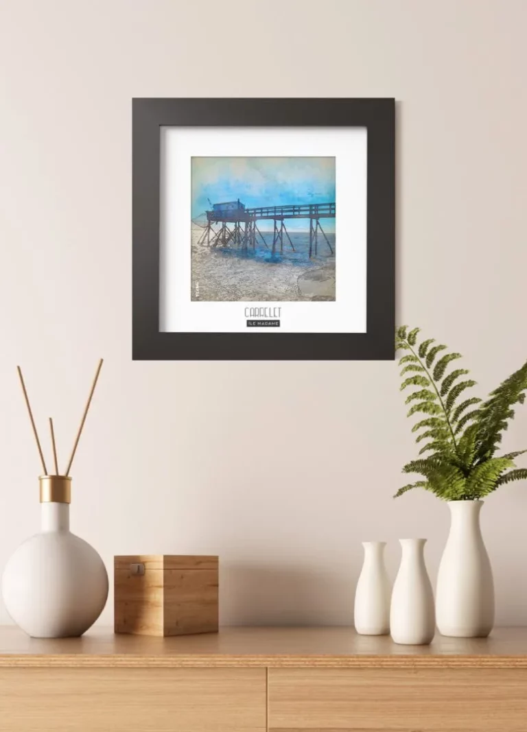 carrelet (Île madame) - Découvrez nos cadres photos uniques, véritables trésors capturés lors de mes voyages à travers le monde. Chaque image, soigneusement sélectionnée et magnifiée en studio, est encadrée avec élégance dans un cadre en bois noir mat de 24x24 cm, d’une épaisseur de 1,5 cm.