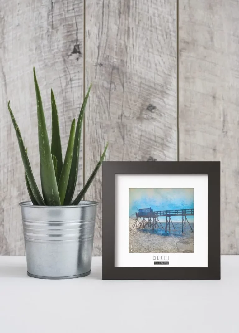 carrelet (Île madame) - Découvrez nos cadres photos uniques, véritables trésors capturés lors de mes voyages à travers le monde. Chaque image, soigneusement sélectionnée et magnifiée en studio, est encadrée avec élégance dans un cadre en bois noir mat de 24x24 cm, d’une épaisseur de 1,5 cm.