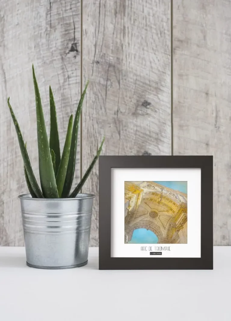 arc de triomphe (lisbonne) - Découvrez nos cadres photos uniques, véritables trésors capturés lors de mes voyages à travers le monde. Chaque image, soigneusement sélectionnée et magnifiée en studio, est encadrée avec élégance dans un cadre en bois noir mat de 24x24 cm, d’une épaisseur de 1,5 cm.