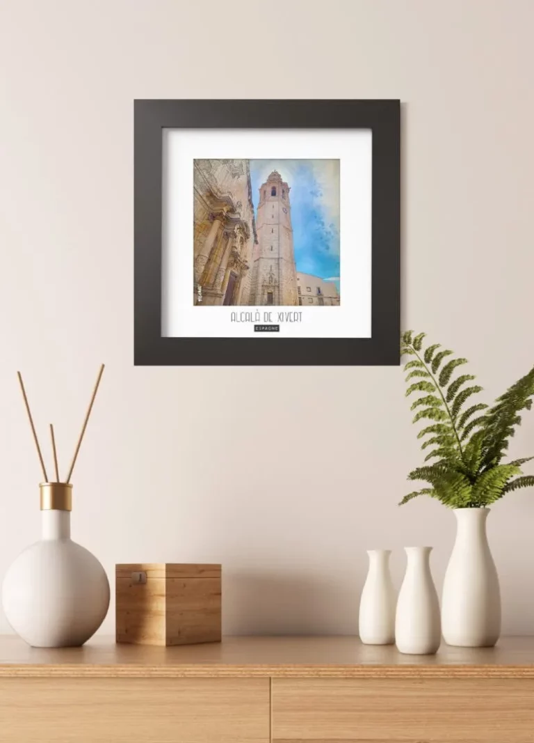 alcalà de xivert (espagne) - Découvrez nos cadres photos uniques, véritables trésors capturés lors de mes voyages à travers le monde. Chaque image, soigneusement sélectionnée et magnifiée en studio, est encadrée avec élégance dans un cadre en bois noir mat de 24x24 cm, d’une épaisseur de 1,5 cm.