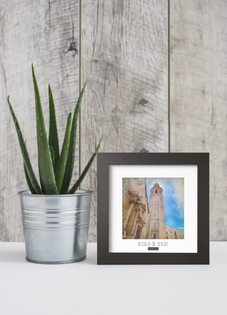 alcalà de xivert (espagne) - Découvrez nos cadres photos uniques, véritables trésors capturés lors de mes voyages à travers le monde. Chaque image, soigneusement sélectionnée et magnifiée en studio, est encadrée avec élégance dans un cadre en bois noir mat de 24x24 cm, d’une épaisseur de 1,5 cm.