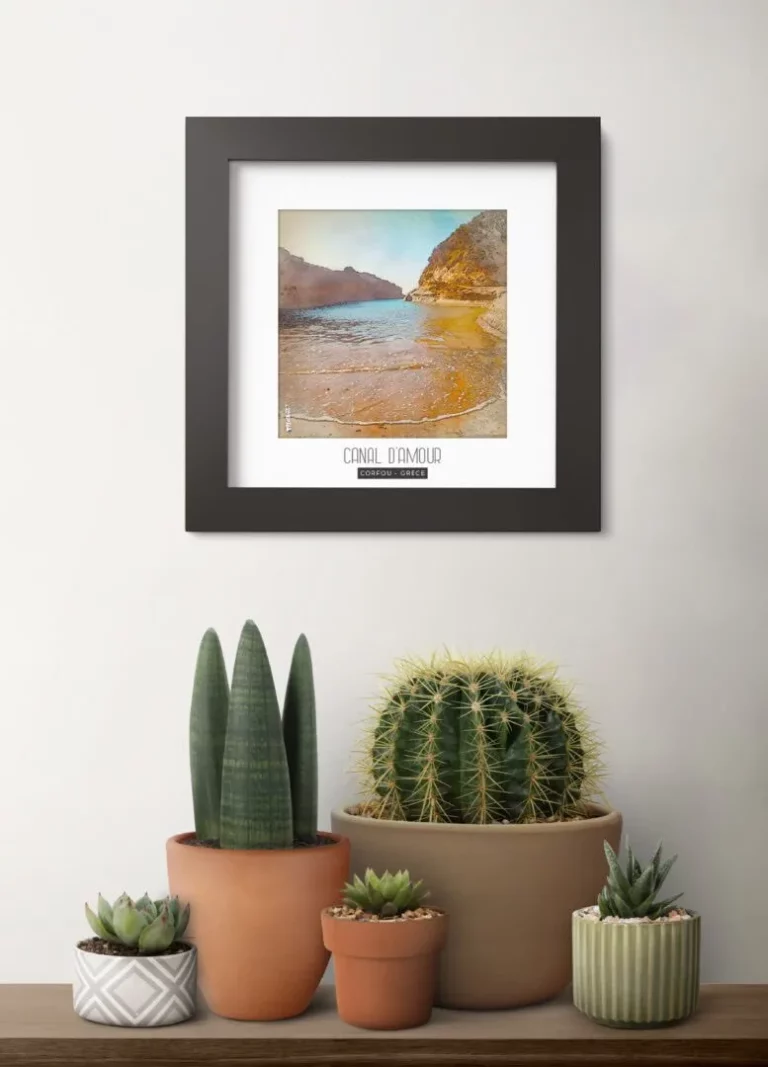 canal d'amour (grèce) - Découvrez nos cadres photos uniques, véritables trésors capturés lors de mes voyages à travers le monde. Chaque image, soigneusement sélectionnée et magnifiée en studio, est encadrée avec élégance dans un cadre en bois noir mat de 24x24 cm, d’une épaisseur de 1,5 cm.