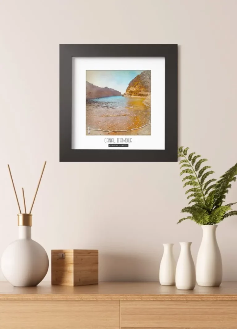 canal d'amour (grèce) - Découvrez nos cadres photos uniques, véritables trésors capturés lors de mes voyages à travers le monde. Chaque image, soigneusement sélectionnée et magnifiée en studio, est encadrée avec élégance dans un cadre en bois noir mat de 24x24 cm, d’une épaisseur de 1,5 cm.