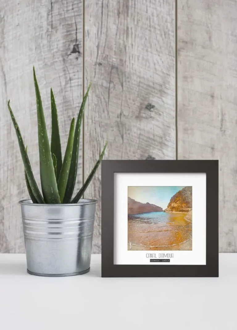 canal d'amour (grèce) - Découvrez nos cadres photos uniques, véritables trésors capturés lors de mes voyages à travers le monde. Chaque image, soigneusement sélectionnée et magnifiée en studio, est encadrée avec élégance dans un cadre en bois noir mat de 24x24 cm, d’une épaisseur de 1,5 cm.