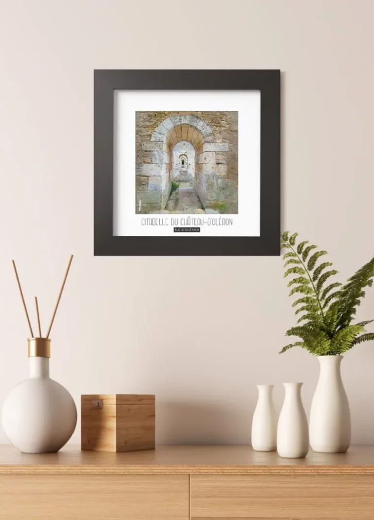 citadelle du château d'oléron (Île d'oléron) - Découvrez nos cadres photos uniques, véritables trésors capturés lors de mes voyages à travers le monde. Chaque image, soigneusement sélectionnée et magnifiée en studio, est encadrée avec élégance dans un cadre en bois noir mat de 24x24 cm, d’une épaisseur de 1,5 cm.