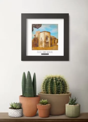 Église saint nicolas (brem sur mer) - Découvrez nos cadres photos uniques, véritables trésors capturés lors de mes voyages à travers le monde. Chaque image, soigneusement sélectionnée et magnifiée en studio, est encadrée avec élégance dans un cadre en bois noir mat de 24x24 cm, d’une épaisseur de 1,5 cm.