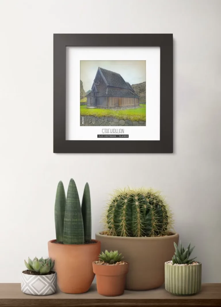 stafkirjan (Îles vestmann islande) - Découvrez nos cadres photos uniques, véritables trésors capturés lors de mes voyages à travers le monde. Chaque image, soigneusement sélectionnée et magnifiée en studio, est encadrée avec élégance dans un cadre en bois noir mat de 24x24 cm, d’une épaisseur de 1,5 cm.
