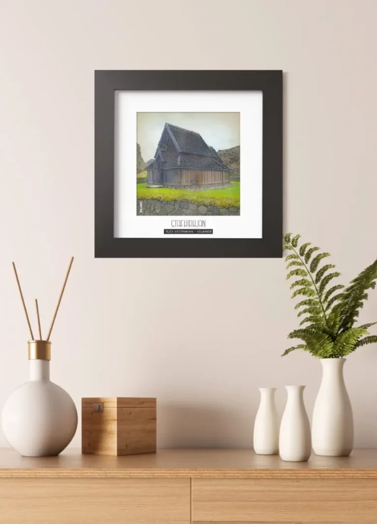 stafkirjan (Îles vestmann islande) - Découvrez nos cadres photos uniques, véritables trésors capturés lors de mes voyages à travers le monde. Chaque image, soigneusement sélectionnée et magnifiée en studio, est encadrée avec élégance dans un cadre en bois noir mat de 24x24 cm, d’une épaisseur de 1,5 cm.