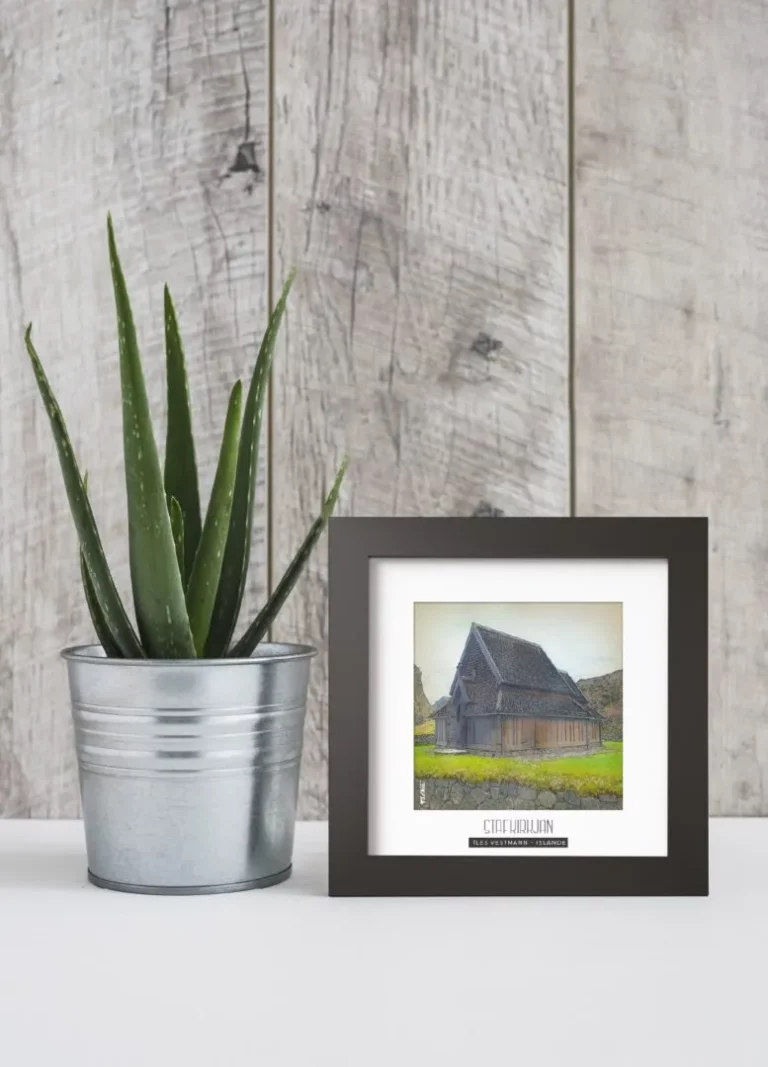 stafkirjan (Îles vestmann islande) - Découvrez nos cadres photos uniques, véritables trésors capturés lors de mes voyages à travers le monde. Chaque image, soigneusement sélectionnée et magnifiée en studio, est encadrée avec élégance dans un cadre en bois noir mat de 24x24 cm, d’une épaisseur de 1,5 cm.