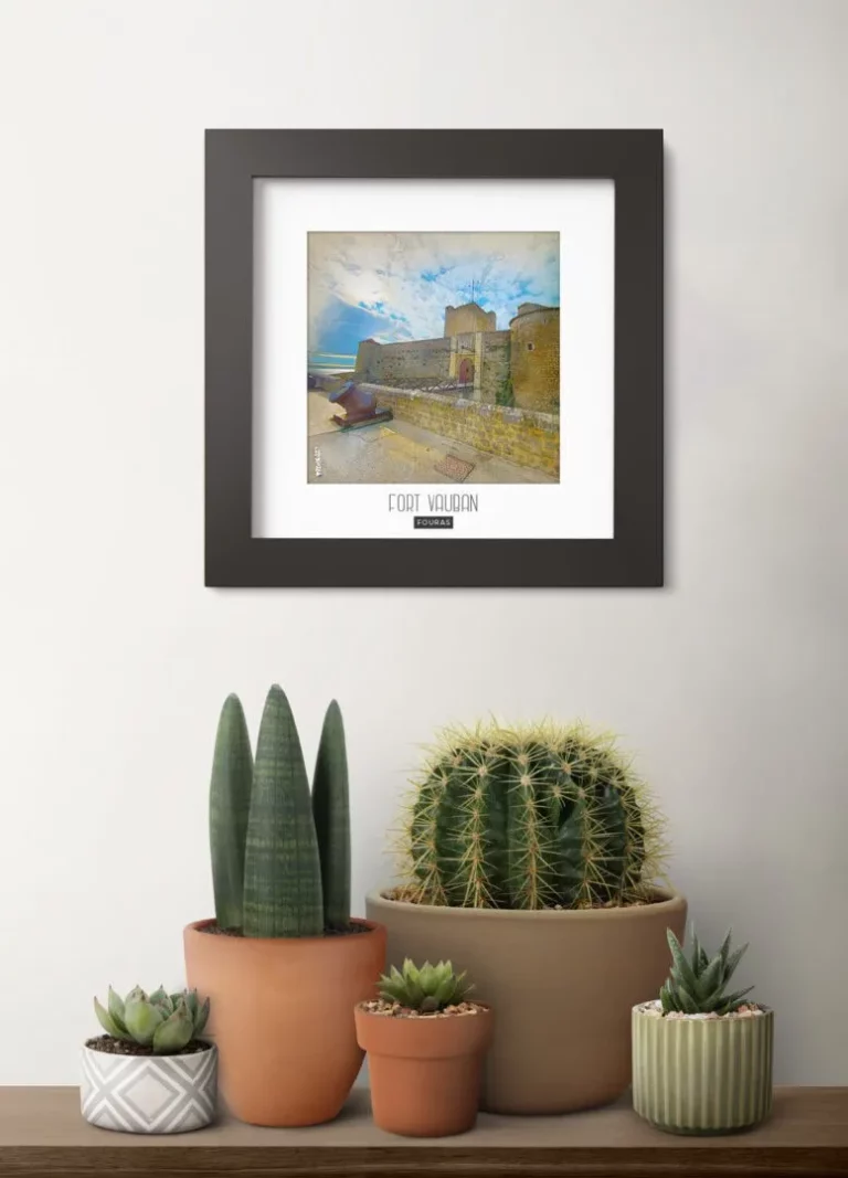 fort vauban (fouras) - Découvrez nos cadres photos uniques, véritables trésors capturés lors de mes voyages à travers le monde. Chaque image, soigneusement sélectionnée et magnifiée en studio, est encadrée avec élégance dans un cadre en bois noir mat de 24x24 cm, d’une épaisseur de 1,5 cm.
