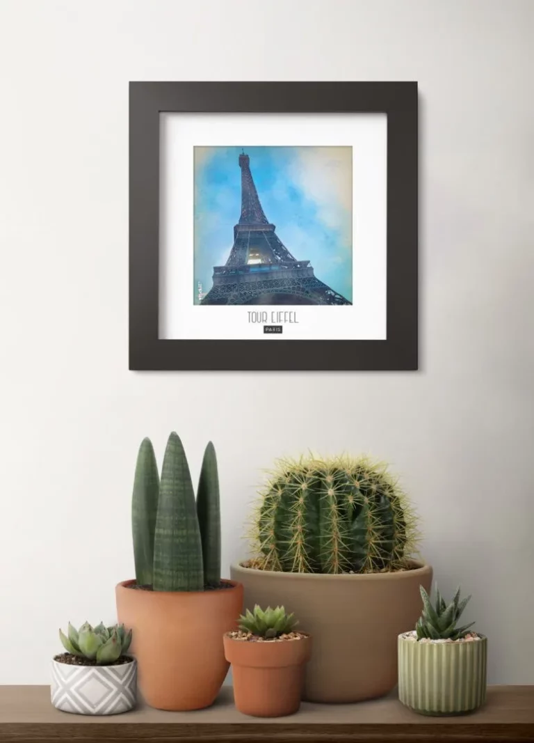 tour eiffel (paris) - Découvrez nos cadres photos uniques, véritables trésors capturés lors de mes voyages à travers le monde. Chaque image, soigneusement sélectionnée et magnifiée en studio, est encadrée avec élégance dans un cadre en bois noir mat de 24x24 cm, d’une épaisseur de 1,5 cm.