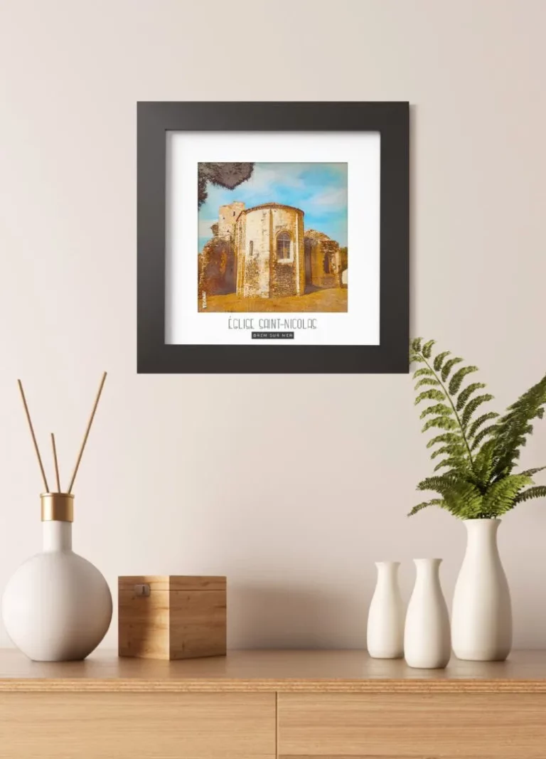 Église saint nicolas (brem sur mer) - Découvrez nos cadres photos uniques, véritables trésors capturés lors de mes voyages à travers le monde. Chaque image, soigneusement sélectionnée et magnifiée en studio, est encadrée avec élégance dans un cadre en bois noir mat de 24x24 cm, d’une épaisseur de 1,5 cm.