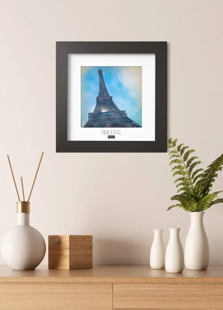 tour eiffel (paris) - Découvrez nos cadres photos uniques, véritables trésors capturés lors de mes voyages à travers le monde. Chaque image, soigneusement sélectionnée et magnifiée en studio, est encadrée avec élégance dans un cadre en bois noir mat de 24x24 cm, d’une épaisseur de 1,5 cm.