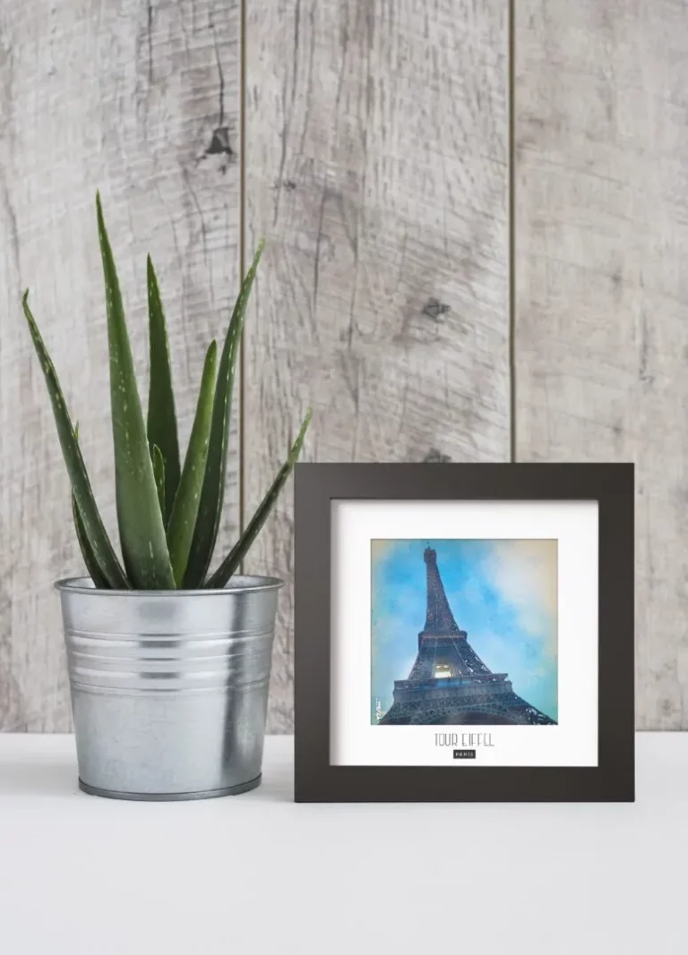 tour eiffel (paris) - Découvrez nos cadres photos uniques, véritables trésors capturés lors de mes voyages à travers le monde. Chaque image, soigneusement sélectionnée et magnifiée en studio, est encadrée avec élégance dans un cadre en bois noir mat de 24x24 cm, d’une épaisseur de 1,5 cm.